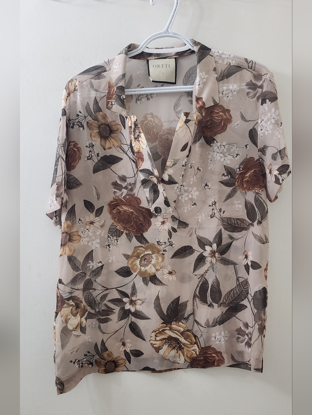 ORTTU Beige Floral V-Neck Short Sleeve Blouse with Brown and‎ Cream Blooms